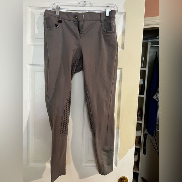 These are gently used equestrian breeches. Silicone full sear. - Picture 5 of 5